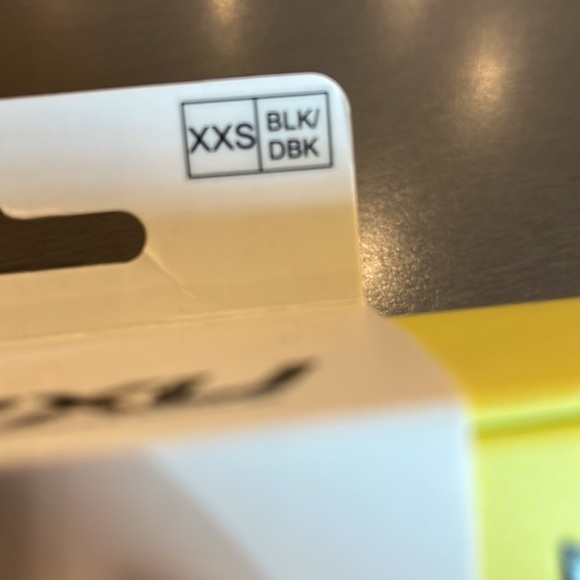 BNWT 2XU mid-rise compression 3/4 tights - Picture 8 of 8